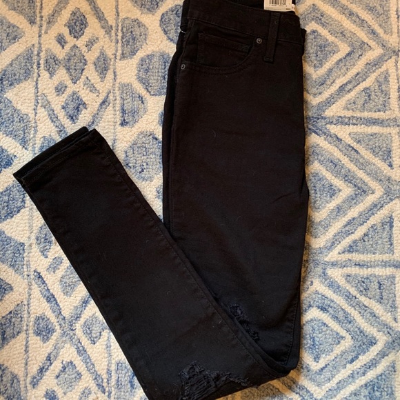 Levi’s 721 High-Rise Skinny Jeans in Black - Picture 9 of 16